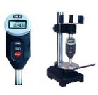 邵氏D一體化數(shù)顯式硬度測量儀器，該硬度計集測量裝置和數(shù)據(jù)處理于一體，具有結(jié)構(gòu)緊湊、測值準(zhǔn)確、攜帶方便、造型美觀、重量輕和易于操作等優(yōu)點。它主要用來測定硬塑料和硬橡膠的硬度，特別適合于現(xiàn)場對橡膠和塑料成品的硬度測量。 