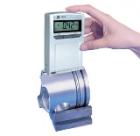 TR110袖珍式表面粗糙度儀具有測量精度高、測量范圍寬、操作簡便、便于攜帶、工作穩(wěn)定等特點，可以廣泛應用于各種金屬與非金屬加工表面的檢測，該儀器是傳感器主機一體化的袖珍式儀器，具有手持式特點，更適宜在生產(chǎn)現(xiàn)場使用。