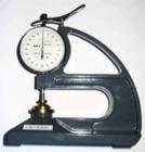 CH系列測厚儀：它可分為A，B，C，S等型號及手式，臺式等各種規(guī)格.A型是測量硫化橡膠和塑料制品的厚度；B型是測量乳膠的厚度；S型可用于塑料厚度的測量；C型多頭測厚儀用于電線電纜等特殊規(guī)格橡塑材料厚度的測量。
