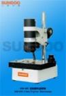  SVM-208視頻數(shù)碼顯微鏡是針對現(xiàn)代制造業(yè)的需要，為產(chǎn)品質(zhì)量檢測而研發(fā)。運用消雜光大景深技術(shù)，并采用優(yōu)質(zhì)CCD，能高清晰度成像。有上下兩種光源，可在各種作業(yè)環(huán)境下工作。解析度：0.5 Micron,精度：2微米(80x)5微米(50x)10 微米(15x),連續(xù)變倍：10x-45x/20x-80x
 
 
 
