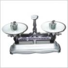 JP-A-10架盤天平,本架盤天平專供藥房使用，亦適用于化學(xué)和礦產(chǎn)工業(yè)及實(shí)驗(yàn)室一般稱量之用。最大稱量:1000g.分度值:1g.箱/臺(tái):ф6mm.包裝尺寸:520*370*430mm.毛重:18