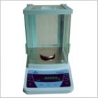 JA-1003 電子精密天平,新一代電磁式稱量傳感器，使產(chǎn)品的精度有了可靠保障。具有全自動故障檢測，自動校準(zhǔn)，超載保護(hù)等多種應(yīng)用程序。電源變壓器外置，減少溫度對天平稱量的影響.內(nèi)置RS232C接口，可直接連接計算機(jī)，打印機(jī)等。稱量范圍:0-100g.可讀性:1mg.稱盤尺寸:ф80mm

 