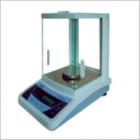 JA-1003P 電子精密天平,新一代電磁式稱量傳感器，使產(chǎn)品的精度有了可靠保障。具有全自動故障檢測，自動校準(zhǔn)，超載保護(hù)等多種應(yīng)用程序。電源變壓器外置，減少溫度對天平稱量的影響.內(nèi)置RS232C接口，可直接連接計算機(jī)，打印機(jī)等。稱量范圍:0-100g.可讀性:1mg.稱盤尺寸:ф80mm
