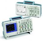 數(shù)字存儲(chǔ)示波器 TDS2012B 顯示： 彩色LCD ，帶寬：100MHz；通道數(shù)量：2  ；每通道取樣速度：1.0 GS/s；記錄長(zhǎng)度：2.5 K 點(diǎn)。通過前面板USB 端口支持可移動(dòng)數(shù)據(jù)存儲(chǔ)設(shè)備