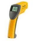  FLUKE66紅外線測(cè)溫儀，測(cè)量溫度為-32～600℃(-25至1100 °F)。 D:S=30:1標(biāo)準(zhǔn)焦距，光譜響應(yīng)8μm至14μm ，12個(gè)點(diǎn)的數(shù)據(jù)記錄，顯示分辨率:0.1℃。精度：±1% 或±1℃
