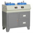 PG-2D型金相試樣拋光機(jī)是在PG-2C金相試樣拋光機(jī)的基礎(chǔ)上作進(jìn)一步的設(shè)計改進(jìn),由原立式結(jié)構(gòu)設(shè)計成柜式結(jié)構(gòu)，二個拋光盤的轉(zhuǎn)速也由原一種轉(zhuǎn)速分別設(shè)計成700轉(zhuǎn)/分和900轉(zhuǎn)/分二個不同轉(zhuǎn)速.拋盤直徑：220mm
