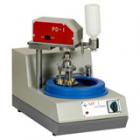 MP-1型單盤雙速金相試樣磨拋機(jī)（帶自動(dòng)磨頭） 是集預(yù)磨、拋光、研磨于一機(jī)只須更換磨拋盤等就能進(jìn)行預(yù)磨、拋光或研磨工作，磨盤直徑：250mm.砂紙直徑:230mm.拋盤直徑：220mm.研磨盤直徑：220mm.轉(zhuǎn)速：500/1000r/min.電動(dòng)機(jī)：YSD802-4/8 380V 50Hz

 

