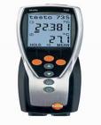  testo 735-2溫度儀精密、堅固，帶有一個連接Pt100探頭的插口和2個連接熱電偶探頭的插口，三個探頭讀數(shù)在testo 735儀器上清晰顯示。選配高精度的Pt100插入式探頭時，系統(tǒng)精度高達(dá)0.05℃,分辨率0.001℃，非常適合作為標(biāo)準(zhǔn)儀器。
