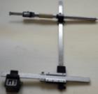 開(kāi)口度及中心偏差測(cè)量?jī)x主要用來(lái)測(cè)量工作輥裝配面與支承輥裝配面的中心線偏差，并能實(shí)際測(cè)量出工作輥裝配面開(kāi)口度及支撐輥裝配面開(kāi)口度。工作高度0-500mm，工作輥面開(kāi)口度測(cè)量范圍400-350mm,支撐輥面開(kāi)口度測(cè)量范圍620-590mm，測(cè)量精度0.02mm。