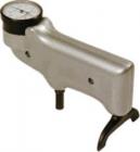 GYJ936巴氏硬度計適用于是非常軟的材料，例子如：鉛、油布和皮革。易于使用不需要經(jīng)驗、操作人員可手持硬度計，在任意位置和空間使用。硬度的數(shù)值通過指針在刻度盤上立即指示出來，刻度盤分成100等份，硬度范圍1-100。不需要等待，可隨時隨地使用。
