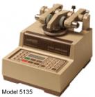 Taber 5135 & 5155 研磨儀是一種行業(yè)標(biāo)準(zhǔn)，用于陶瓷、塑料、紡織、金屬、皮革、橡膠和著色、著漆、電鍍表面等的磨損和耐用性測(cè)試。采用Taber 研磨儀進(jìn)行加速磨損測(cè)試,平臺(tái)旋轉(zhuǎn)速度60或72 圈每分鐘