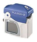 只需將手指插入指架，監(jiān)測(cè)器便自動(dòng)開啟，可立即開始測(cè)量。 

大屏幕顯示，清晰明了

大屏幕LCD確保文字與測(cè)量值顯示清晰明了。此外，在黑暗環(huán)境中會(huì)自動(dòng)點(diǎn)亮背光。 

高度便攜性

PULSOX-2外形小巧，僅重70g，攜帶非常方便；此外，頸帶設(shè)計(jì)更添靈活性和易用性。 

堅(jiān)固耐用

此儀器的設(shè)計(jì)堅(jiān)固耐用，可承受碰撞和擊打。因此非常適合家庭使用。 

性能可靠，深受好評(píng)

PULSOX-2繼承了PULSOX系列深受好評(píng)的設(shè)計(jì)和性能，這兩方面在該系列多年來(lái)累積的經(jīng)驗(yàn)中日趨完善。 

電池壽命長(zhǎng)

采用高效節(jié)能設(shè)計(jì)，兩節(jié)AAA電池即可支持連續(xù)使用80小時(shí)。
