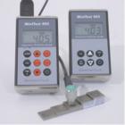 MINITEST 403/405系列 超聲波測(cè)厚儀，用于精確測(cè)量鋼鐵和其它金屬、玻璃、陶瓷、均質(zhì)塑料等材料的壁厚。儀器小巧、堅(jiān)固耐用。測(cè)量無(wú)損、快速、準(zhǔn)確?？梢詼y(cè)量平面和曲面。 