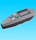 
測頭主機(jī)一體結(jié)構(gòu)緊湊單手操作；最新研制的測頭頂部由非常耐磨的硬制材料制成，保證長期使用而不損壞。標(biāo)準(zhǔn)箔及標(biāo)準(zhǔn)板可安全地存放在內(nèi)置儲存?zhèn)}內(nèi)。

儀器隨測頭型號的不同有三種類型：

F型測頭采用磁感應(yīng)原理在鋼鐵基材上測量。

N型測頭采用電渦流原理在有色金屬基材測量。

FN兩用型測頭可在所有金屬基材上測量

儀器符合DIN、ISO、BS、ASTM標(biāo)準(zhǔn)
