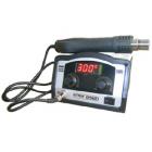 國內(nèi)首創(chuàng)全新架構(gòu)熱風(fēng)拆焊系統(tǒng)，高效熱風(fēng)溫控，相比傳統(tǒng)858吹焊效果更顯著。大功率發(fā)熱芯，比普通熱風(fēng)拔放臺吹焊更快速，效果更均勻，大大提升您的工作效率。無刷直流電機(jī)伺服機(jī)構(gòu)，極低噪音，傳力結(jié)構(gòu)風(fēng)口設(shè)計即使您配備了市場上抵擋噴嘴亦不會燒毀手柄。全密閉鋁合金機(jī)箱設(shè)計，可用于任何復(fù)雜環(huán)境下工作。