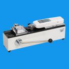 說明： 
AMH手動臥式測試臺適配國產(chǎn)和進口 NK 、NLB 、ALB等系列指針式推拉力計和 HF 系列數(shù)顯式推拉力計作拉壓負荷、插拔力測試等工作。 
