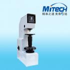 主要特點(diǎn)：

●     構(gòu)造堅(jiān)固、剛性好、精確、可靠、耐用，測(cè)試效率高；
●     電子式換向開關(guān)；
●     高精度讀數(shù)顯微鏡測(cè)量系統(tǒng)；
●     廣泛適用于生產(chǎn)現(xiàn)場(chǎng)中的品質(zhì)監(jiān)控，工作環(huán)境適應(yīng)性強(qiáng)；
●     精度符合GB/T231.2、ISO 6506-2和美國(guó)ASTM E10。
