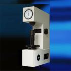 儀器簡(jiǎn)介：
XHR-150型塑料洛氏硬度計(jì)采用自動(dòng)加卸試驗(yàn)力機(jī)構(gòu)，裝有可調(diào)總試驗(yàn)力保持時(shí)間的電位器，試驗(yàn)力變換由變荷手輪的旋轉(zhuǎn)而獲得，所以操作簡(jiǎn)便迅速，除度盤對(duì)零外，沒有人為的操作誤差，具有很高的靈敏度，穩(wěn)定性。
適用于工廠車間和實(shí)驗(yàn)室。
