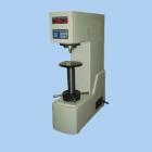 儀器簡(jiǎn)介：
硬度是材料機(jī)械性能的重要指標(biāo)之一，而硬度試驗(yàn)則是判斷金屬材料或產(chǎn)品零件質(zhì)量的重要手段。所謂硬度，就是指材料在一定條件下，抵抗另一本身不發(fā)生殘余變形物體壓力的能力。抵抗的能力越大，硬度越高，反之則硬度低。
布氏硬度試驗(yàn)主要用于鑄鐵、鋼材、有色金屬等材料的硬度測(cè)定，此外還可以用于硬質(zhì)
的塑料、電木等某些非金屬材料硬度的測(cè)定。適用于工廠、車間、試驗(yàn)室、大專院校和科研機(jī)構(gòu)。
