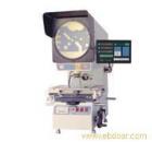 特點(diǎn)

±    采用投影筒升降調(diào)焦，荷重可達(dá)50千克，適宜重型工件。可選Z系列正像型，影像與工件同向，正立直觀。
±    光學(xué)系統(tǒng)質(zhì)量?jī)?yōu)良，物鏡成像清晰，放大倍率準(zhǔn)確，在透射光照明下，輪廓測(cè)量誤差小于0.08%。
±    投影屏旋轉(zhuǎn)機(jī)構(gòu)裝有角位移光電傳感器，顯示分辨率達(dá)1′或0.01°可作任意角度的快速測(cè)量，誤差在5′之內(nèi)。
±    數(shù)字顯示系統(tǒng)具有多種顯示功能，可進(jìn)行公/英制轉(zhuǎn)換；相對(duì)/絕對(duì)坐標(biāo)轉(zhuǎn)換；角度的60進(jìn)制與100進(jìn)制轉(zhuǎn)換以及坐標(biāo)值的二等分。

