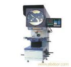 用途特點(diǎn)

±    采用工作臺(tái)升降調(diào)焦，使操作比較方便?？蛇xZ系列正像型，影像與工件同向，正立直觀。
±    光學(xué)系統(tǒng)質(zhì)量?jī)?yōu)良，物鏡成像清晰，放大倍率準(zhǔn)確，在透射光照明下，輪廓測(cè)量誤差小于0.08%。
±    投影屏旋轉(zhuǎn)機(jī)構(gòu)裝有角位移光電傳感器，顯示分辨率達(dá)1′或0.01°可作任意角度的快速測(cè)量，誤差在5′之內(nèi)。
±    數(shù)字顯示系統(tǒng)具有多種顯示功能，可進(jìn)行公/英制轉(zhuǎn)換；相對(duì)/絕對(duì)坐標(biāo)轉(zhuǎn)換；角度的60進(jìn)制與100進(jìn)制轉(zhuǎn)換以及坐標(biāo)值的二等分。

