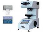儀器免除了查表的麻煩，將測微目鏡測得的對角線長度輸入程序，即直接在LCD顯示屏顯示硬度值，并由內(nèi)置打印機打印測量數(shù)據(jù)：最大值，最小值，分散度，平均值和均方差等。 

