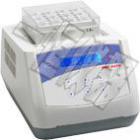 產(chǎn)品特點(diǎn)：

●即時(shí)溫度顯示、時(shí)間遞減顯示。

●自動(dòng)故障檢測(cè)及報(bào)警功能，蜂鳴器報(bào)警提示功能。

●便捷的模塊更換，便于清潔與消毒。

●內(nèi)置超溫保護(hù)裝置，具有中斷暫停功能。

●透明機(jī)蓋防止實(shí)驗(yàn)誤差。

