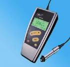 主要特點

u采用了磁性和渦流兩種測厚方法，既可測量磁性金屬基體上非磁性覆蓋層的厚度又可測量非磁性金屬基體上非導(dǎo)電覆蓋層的厚；

u具有兩種測量方式：連續(xù)測量方式（CONTINUE）和單次測量方式（SINGLE）;

u具有兩種工作方式：直接方式（DIRECT）和成組方式（App1）；

u設(shè)有五個統(tǒng)計量：平均值（MEAN）、最大值（MAX）、最小值（MIN）、測試次數(shù)（NO.）、標(biāo)準(zhǔn)偏差（S.DEV）；

u可采用兩種方法對其進(jìn)行校準(zhǔn),并可用基本校準(zhǔn)法對測頭的系統(tǒng)誤差進(jìn)行修正;

u具有存貯功能：可存貯500個測量值；

u具有刪除功能：對測量中出現(xiàn)的單個可疑數(shù)據(jù)進(jìn)行刪除，可也刪除存貯區(qū)內(nèi)的所有數(shù)據(jù)，以便進(jìn)行新的測量；

u可設(shè)置限界：對限界外的測量值能自動報警；并可用直方圖對一批測量值進(jìn)行分析；

u具有打印功能：可打印測量值、統(tǒng)計值、限界、直方圖；

u具有與PC機通訊的同能：可將測量值、統(tǒng)計值傳輸至PC機，以便對數(shù)據(jù)進(jìn)行進(jìn)一步處理；

u具有電源欠壓指示功能；

u操作工程有蜂鳴聲提示；

u具有錯誤提示功能，通過屏顯或蜂鳴聲進(jìn)行錯誤提示；

u設(shè)有兩種關(guān)機方式：手動關(guān)機方式和自動關(guān)機方式；