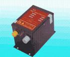 斯萊德SL-009高壓電源供應(yīng)器電壓為7.0KV，可提供2組高壓電源輸出供離子鋁棒、離子風(fēng)鋁棒、離子風(fēng)簾等使用，可方便的根據(jù)標(biāo)識(shí)和安裝說明進(jìn)行連接靜電消除器，斯萊德高壓電源供應(yīng)器具有短路保護(hù)功能，安全、方便。 