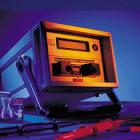 產(chǎn)品描述 

OBO PCS是一種峰值電流傳感器，它可以將脈沖電流值記錄并永久地儲(chǔ)存在磁卡上。


OBO PCS-CS鑒定裝置是一種專用磁卡閱讀器，它可以用來(lái)讀取儲(chǔ)存在PCS卡上記錄的電流值。


OBO PCS卡固定于引下線上，這樣可以檢測(cè)出該等電位連接線上通過(guò)的最大脈沖電流數(shù)值，并可隨時(shí)檢查防雷器是否有起到相應(yīng)的作用。


PCS上的磁條以一種特殊的方式進(jìn)行編碼，由于每根帶電導(dǎo)體均可產(chǎn)生磁場(chǎng)，該磁場(chǎng)的強(qiáng)度與導(dǎo)線電流值的大小具有函數(shù)關(guān)系，因而該磁場(chǎng)可以控制電磁條的編碼。使用磁卡閱讀器可以識(shí)別PCS卡上的電磁編碼，從而反映出脈沖電流的大小。